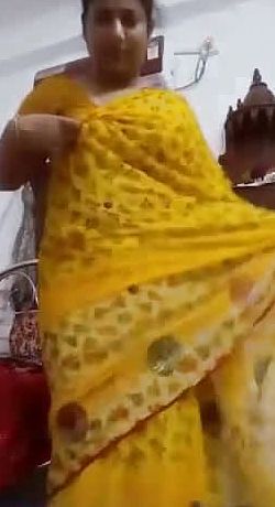 Bhabhi mummy undressing for paramour
