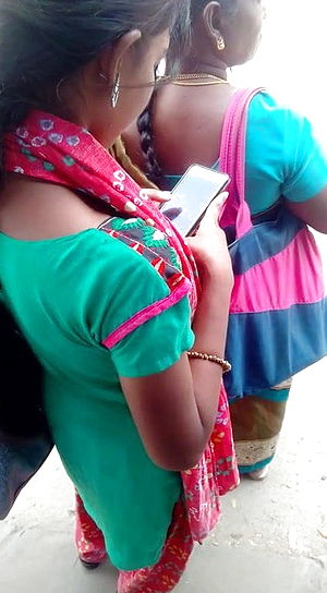 Tamil youthful damsel molten glance in busstop (hot closeup)
