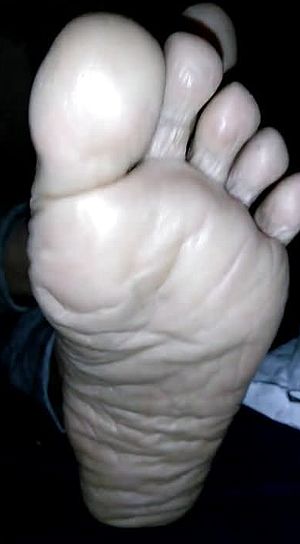 Handsome Plumper naked soles and feet